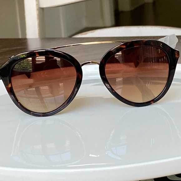 Guess Accessories - Guess  new Women's Stylish Sunglasses Black Gold